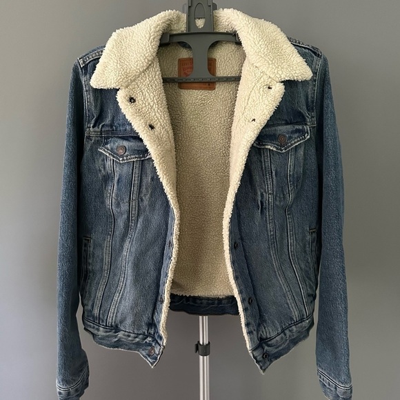 Levi’s Sherpa Lined Trucker Denim Jacket - Picture 4 of 12